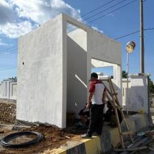 Plt. Sekretaris PTA Sulawesi Barat Tinjau Langsung Pemasangan Saluran Air Toilet Pos Security