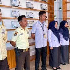 Awali Pekan dengan Penguatan Pelayanan, Petugas PTSP Ikuti Briefing Rutin