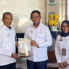 Tim Pengawas Daerah Serahkan Laporan Hasil Pengawasan PA Pasangkayu kepada Wakil Ketua PTA Sulawesi Barat
