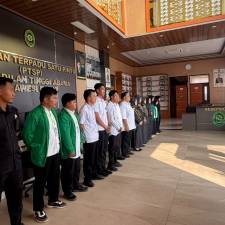 Tingkatkan Kualitas Pelayanan, Hakim Tinggi PTA Sulawesi Barat Pimpin Briefing Rutin Petugas PTSP, Security dan Cleaning Servis