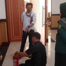 Tingkatkan Kesiapsiagaan, PTA Sulawesi Barat Gelar Simulasi Penggunaan APAR Bersama Damkar Mamuju